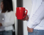 TAZA CON BASE CUADRADA 12 OZ ABBA A2635 ROJO (CERÁMICA - A2635.04 -  ARTICULOS PROMOCIONALES) - Imagen 2
