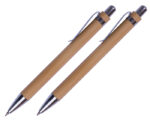 SET ECOLÓGICO DE BOLÍGRAFO Y LAPICERO HAITÍ A2749 CAFE (BOLÍGRAFO: BAMBÚ - METAL -- ESTUCHE: CARTÓN. - A2749.21 -  ARTICULOS PROMOCIONALES)