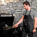 SET BBQ TAROUDANT NEGRO BBQ 011 N (ACERO INOXIDABLE Y MADERA UTENSILIOS - POLIÉSTER MANDIL) - Imagen 6